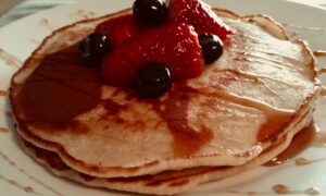 Foto Tortitas con miel, arándanos, fresas