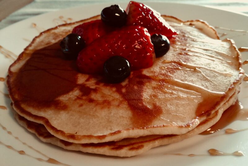 Foto Tortitas con miel, arándanos, fresas