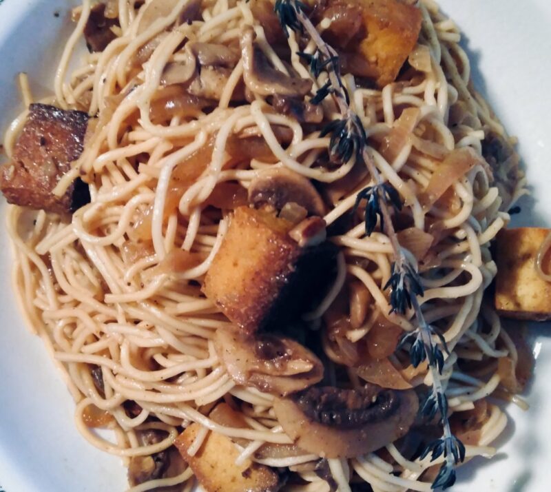 Foto Fideos asiáticos con champiñones y tofu ahumado