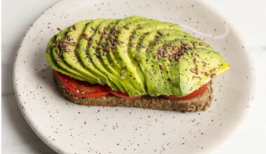 Tostadas con aguacate con tomate