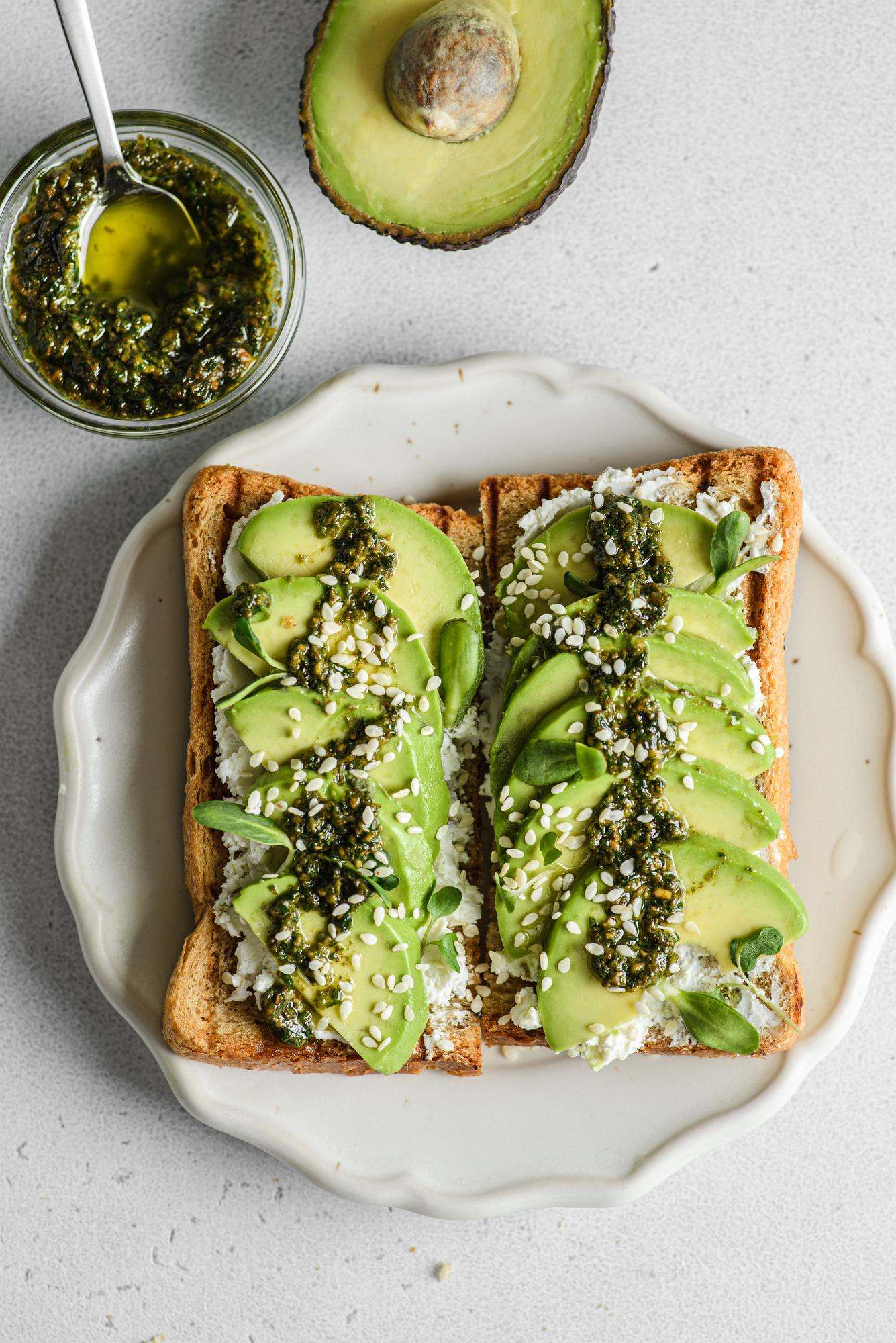 Tostadas De Aguacate Con Salsa Al Pesto - Recetas Muy Fáciles - Batch ...