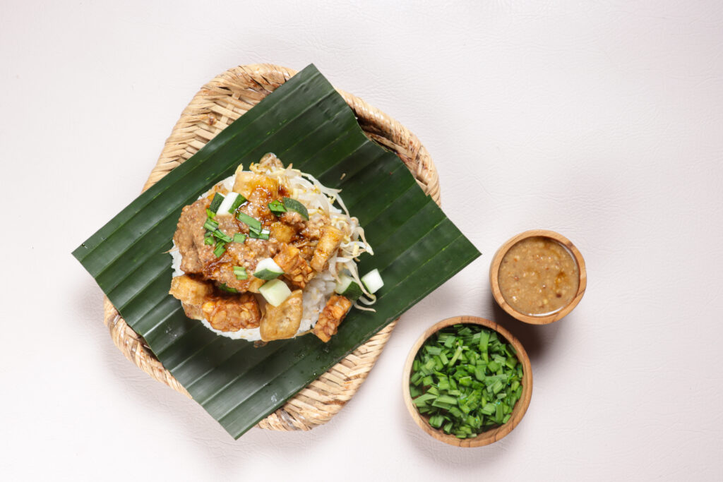 imagen nasi lengko arroz cubierto de tofu con salsa de cacahuete